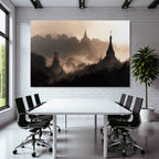 Nebelverhangene Stupas In Monochromer Landschaft