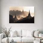 Nebelverhangene Stupas In Monochromer Landschaft