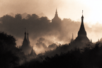 Nebelverhangene Stupas In Monochromer Landschaft | UNESCO Weltkulturerbe | Laender und Reisen