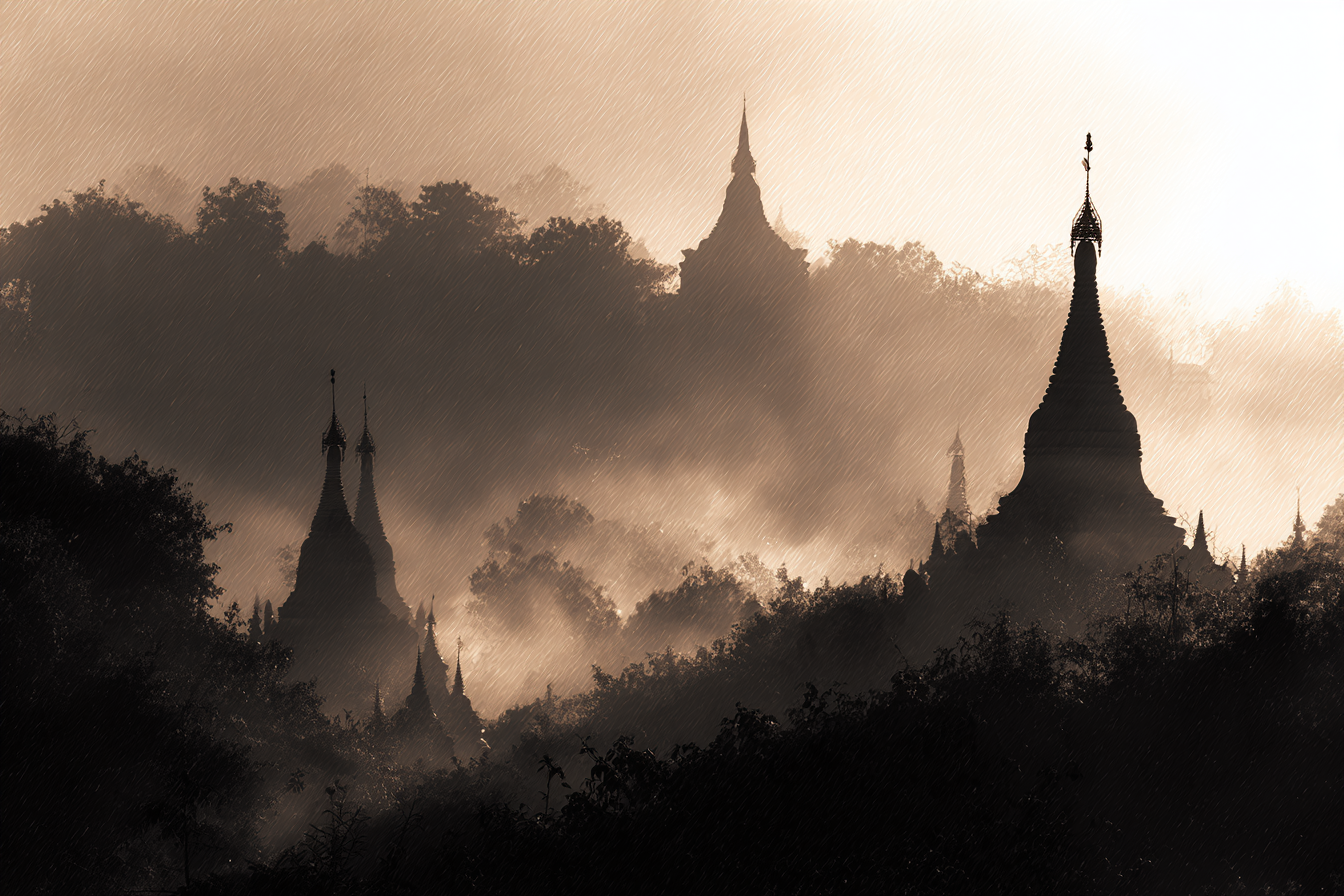 Nebelverhangene Stupas In Monochromer Landschaft | UNESCO Weltkulturerbe | Laender und Reisen