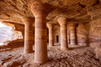 Rote Sandsteinhöhle Mit Naturlichen Säulen | UNESCO Weltkulturerbe | Laender und Reisen