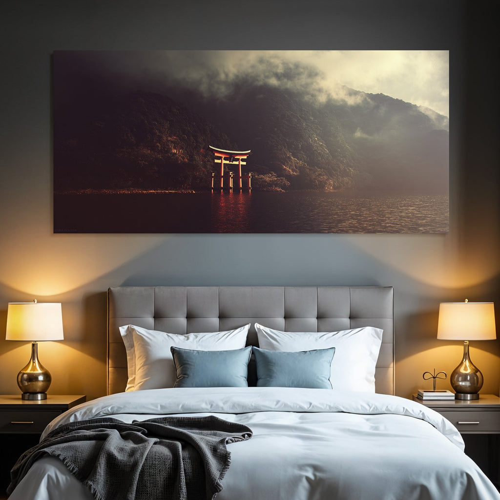 Torii Tor Am Eingang Zum Heiligen Schrein In Bergen Im Nebel Mit Spiegelung Im Wasser