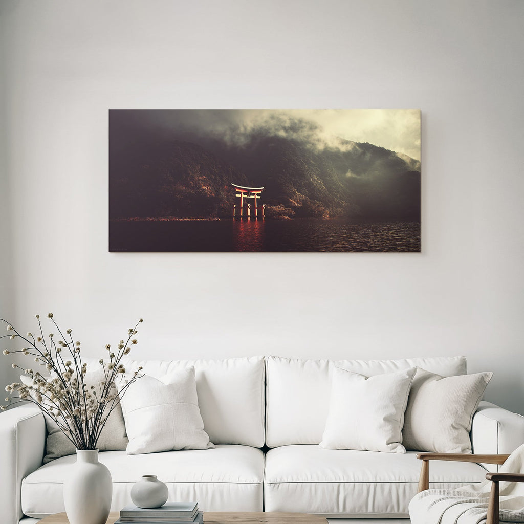 Torii Tor Am Eingang Zum Heiligen Schrein In Bergen Im Nebel Mit Spiegelung Im Wasser