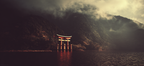 Torii Tor Am Eingang Zum Heiligen Schrein In Bergen Im Nebel Mit Spiegelung Im Wasser | UNESCO Weltkulturerbe | Laender und Reisen