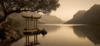 Torii Tor Spiegelt Sich In Bergsee Vor Üppigen Bergen Am Sonnenuntergang | UNESCO Weltkulturerbe | Laender und Reisen