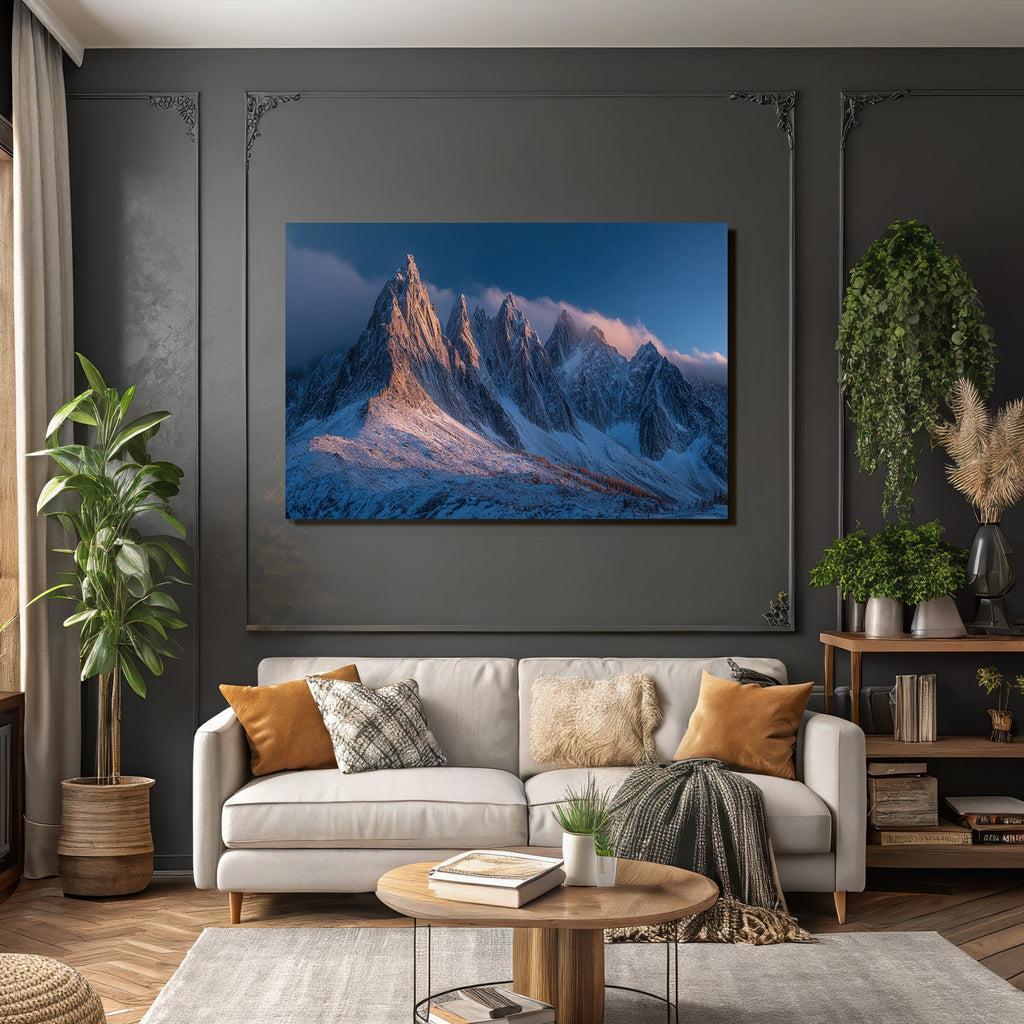 Winterberglandschaft Mit Schneebedeckten Gipfeln Kiefern Und Tiefblaüm Himmel