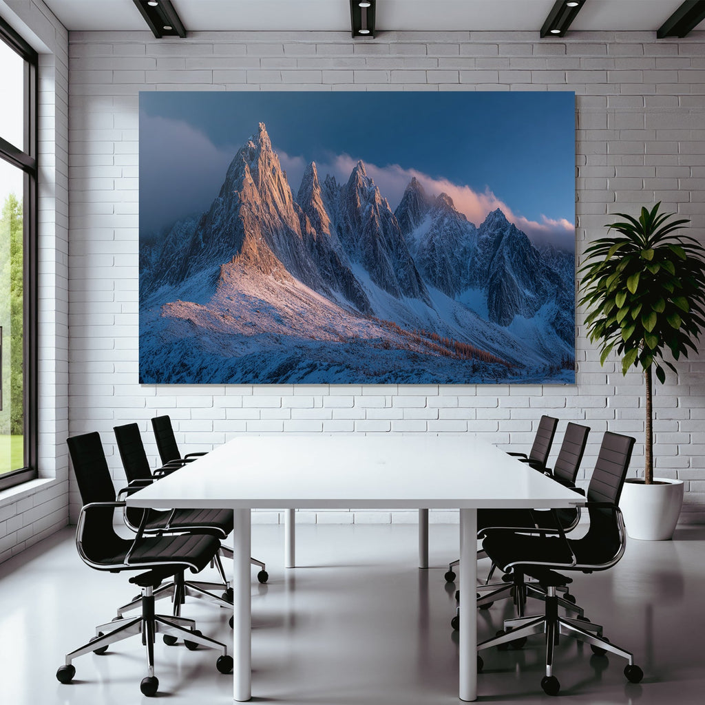Winterberglandschaft Mit Schneebedeckten Gipfeln Kiefern Und Tiefblaüm Himmel