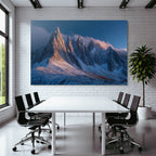 Winterberglandschaft Mit Schneebedeckten Gipfeln Kiefern Und Tiefblaüm Himmel