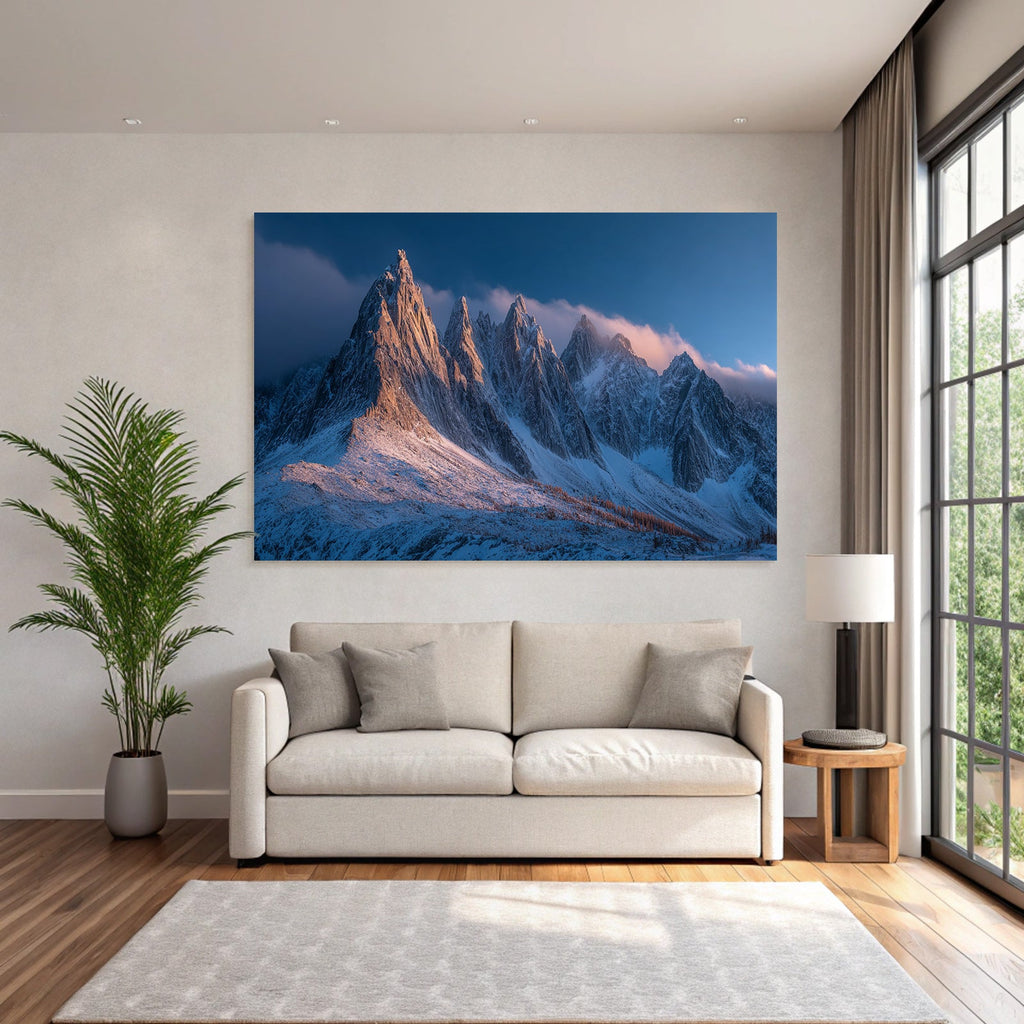 Winterberglandschaft Mit Schneebedeckten Gipfeln Kiefern Und Tiefblaüm Himmel