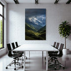 Berge Und Panoramen Dramatische Berglandschaft Mit Schneebedeckten Spitzen Lichtung Und Schatten