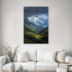 Berge Und Panoramen Dramatische Berglandschaft Mit Schneebedeckten Spitzen Lichtung Und Schatten