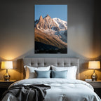 Berge Und Panoramen Dramatische Berglandschaft Mit Wald Und Haeusern Schneebedeckte Gipfel