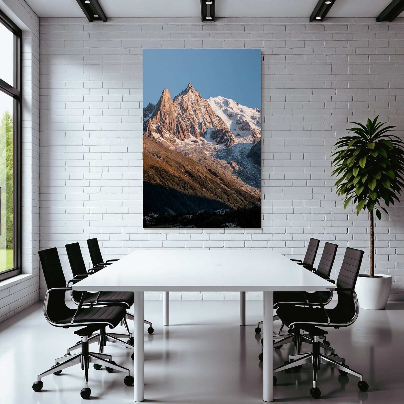 Berge Und Panoramen Dramatische Berglandschaft Mit Wald Und Haeusern Schneebedeckte Gipfel