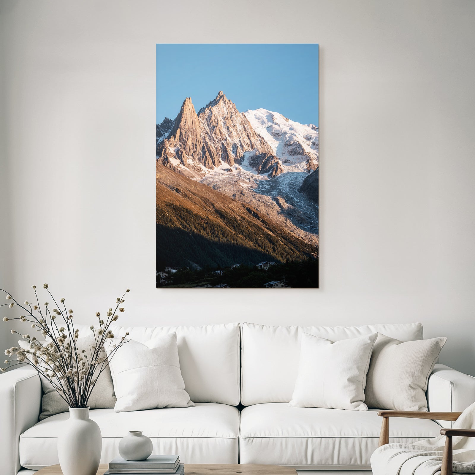 Berge Und Panoramen Dramatische Berglandschaft Mit Wald Und Haeusern Schneebedeckte Gipfel