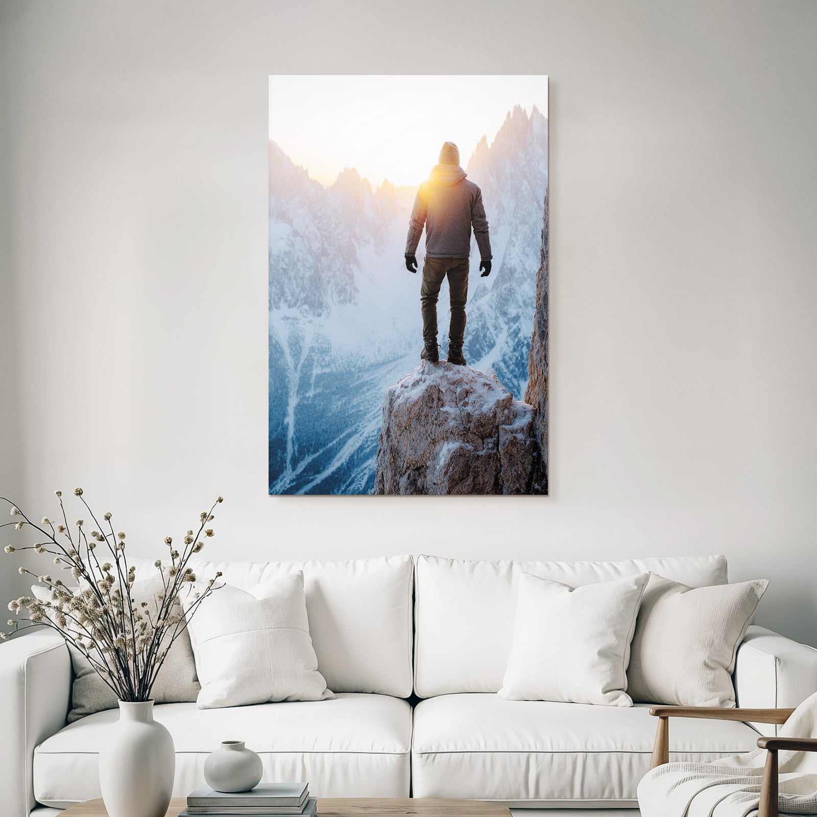 Berge Und Panoramen Person Am Kliff Im Montagesonnenaufgang Mit Schneebedeckten Bergen