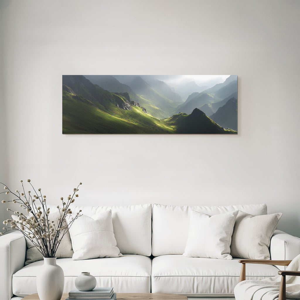 Berge Und Panoramen Bewegende Mountainlandschaft Mit Grünen Höhen Und Sanftem Licht