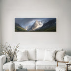 Berge Und Panoramen Dramatische Berglanschaft Mit Grüner Tal Und Schneebedeckten Spitzen