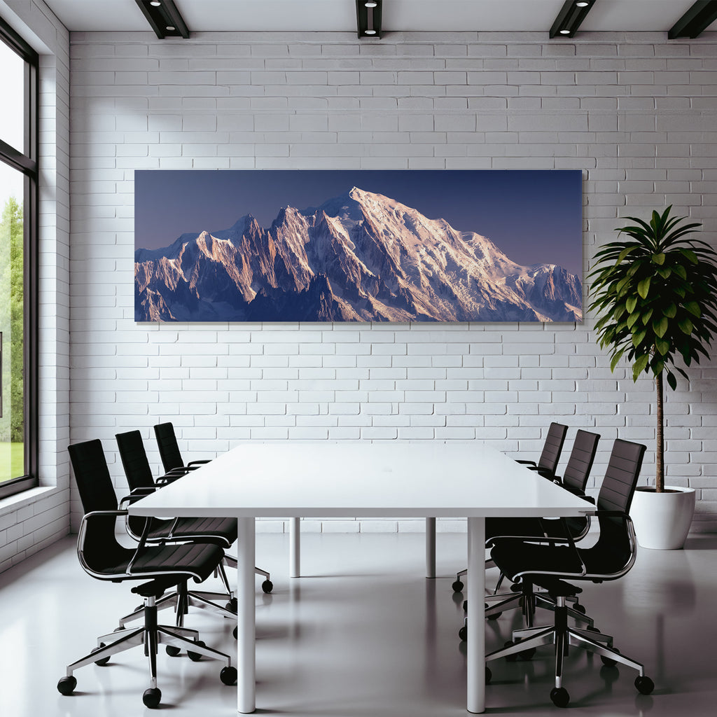 Berge Und Panoramen Majestätische Berglandschaft Mit Schneebedeckten Gipfeln Beim Dawn Dusk