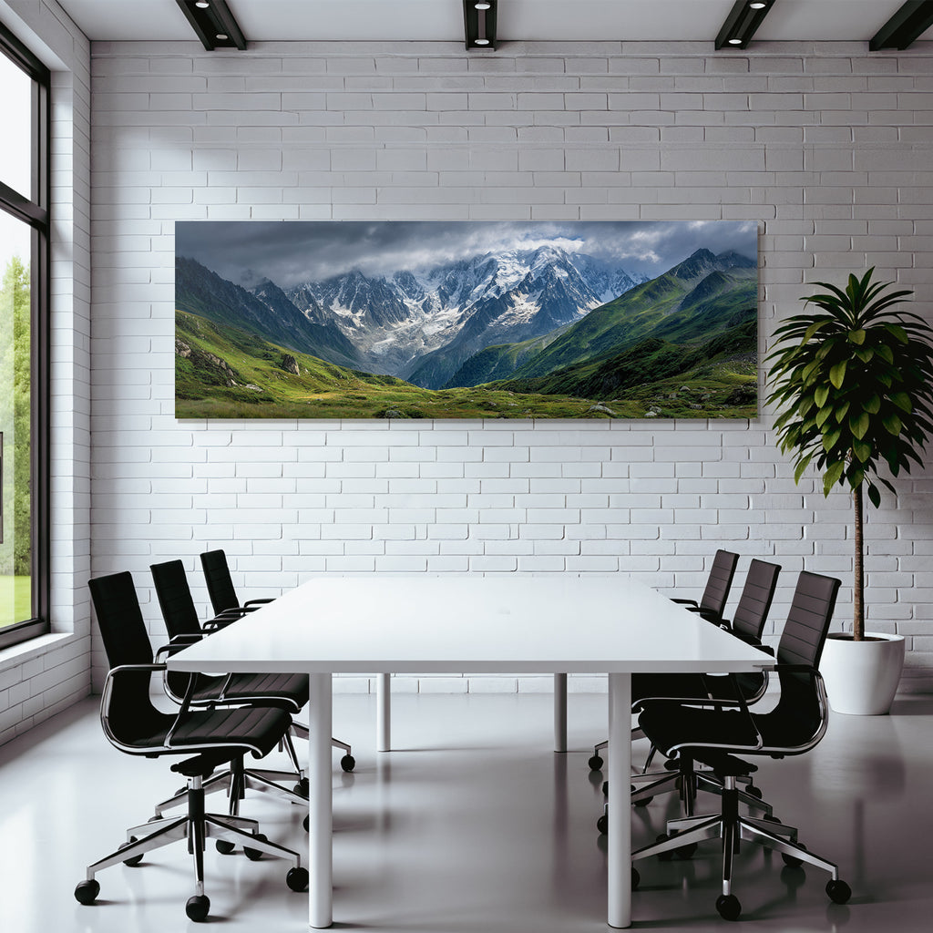 Berge Und Panoramen Schneebedeckte Berge Grüne Hügel Dramatischer Himmel