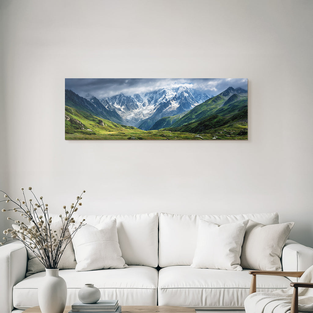 Berge Und Panoramen Schneebedeckte Berge Grüne Hügel Dramatischer Himmel