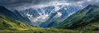 Berge Und Panoramen Schneebedeckte Berge Grüne Hügel Dramatischer Himmel | Berge und Panoramen | Landschaften