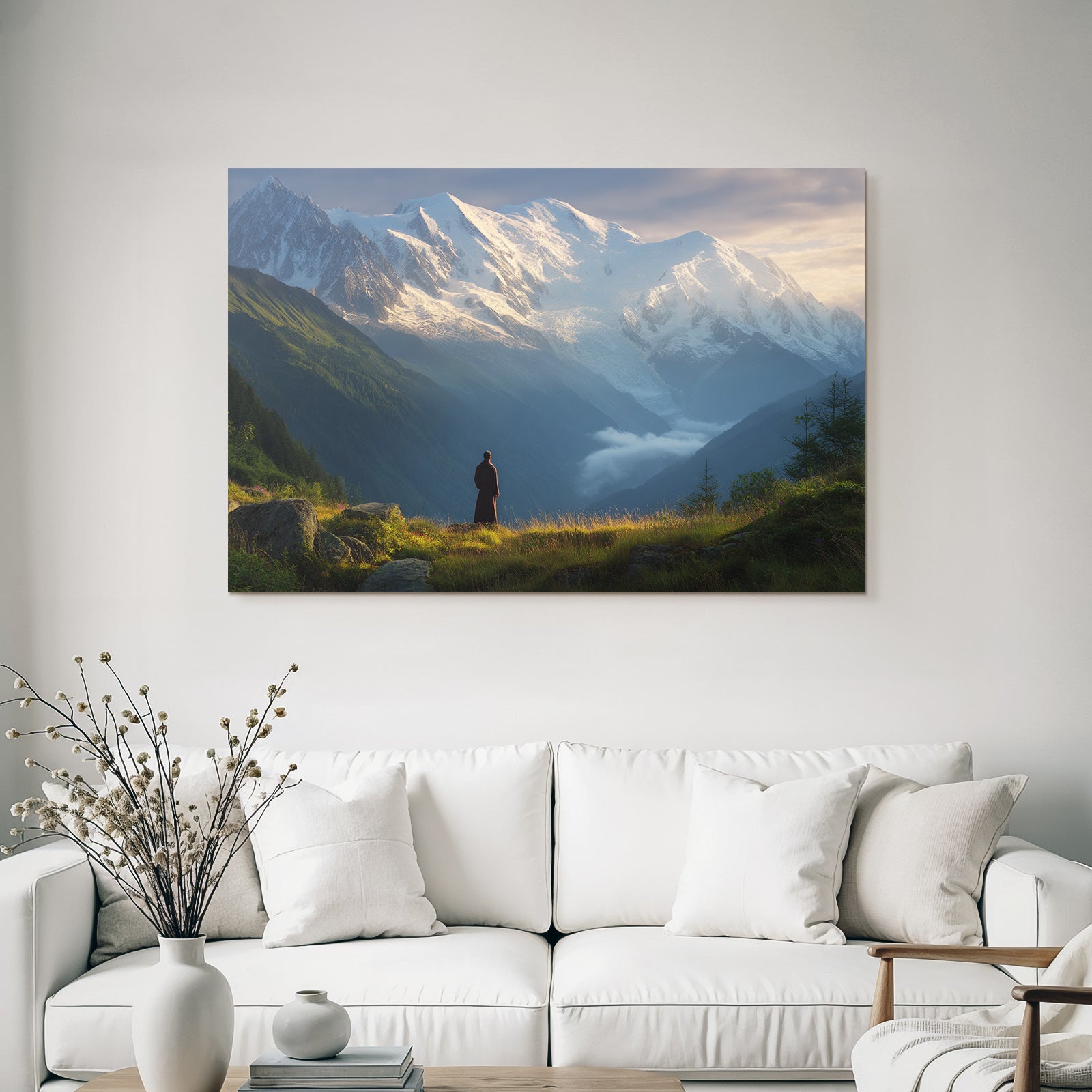 Berge Und Panoramen Berglandschaft Mit Person Im Roben Bei Dämmerung