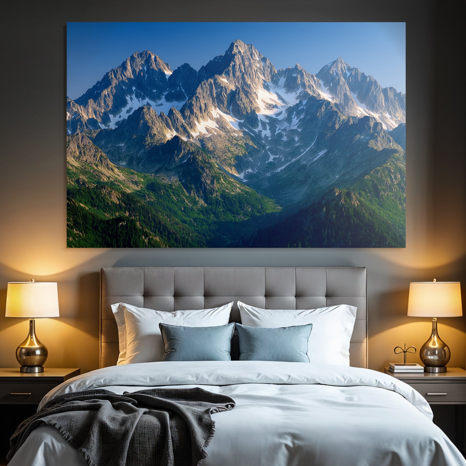 Berge Und Panoramen Bergszene Mit Schneebedeckten Spitzen Und Grünem Untergrund