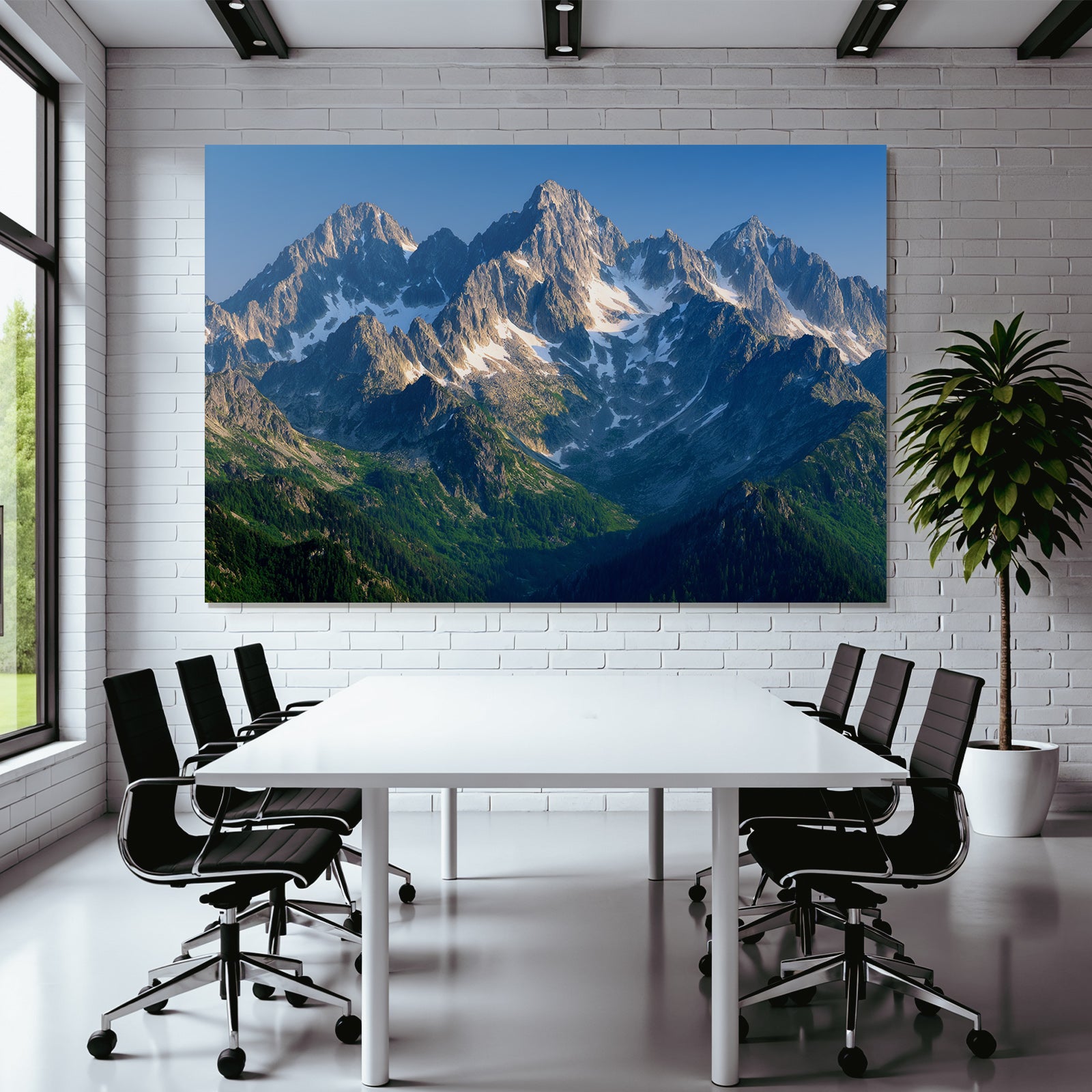 Berge Und Panoramen Bergszene Mit Schneebedeckten Spitzen Und Grünem Untergrund