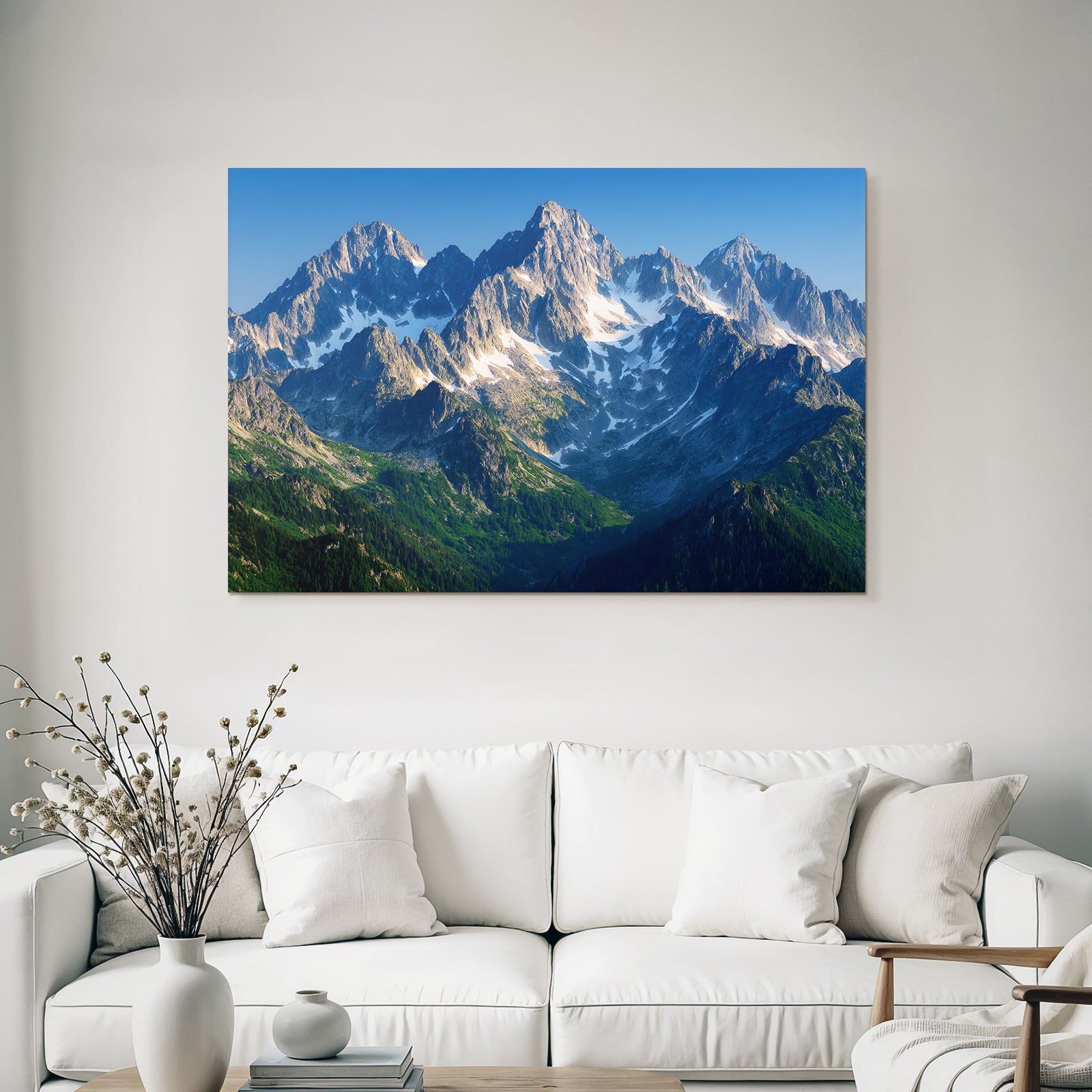 Berge Und Panoramen Bergszene Mit Schneebedeckten Spitzen Und Grünem Untergrund