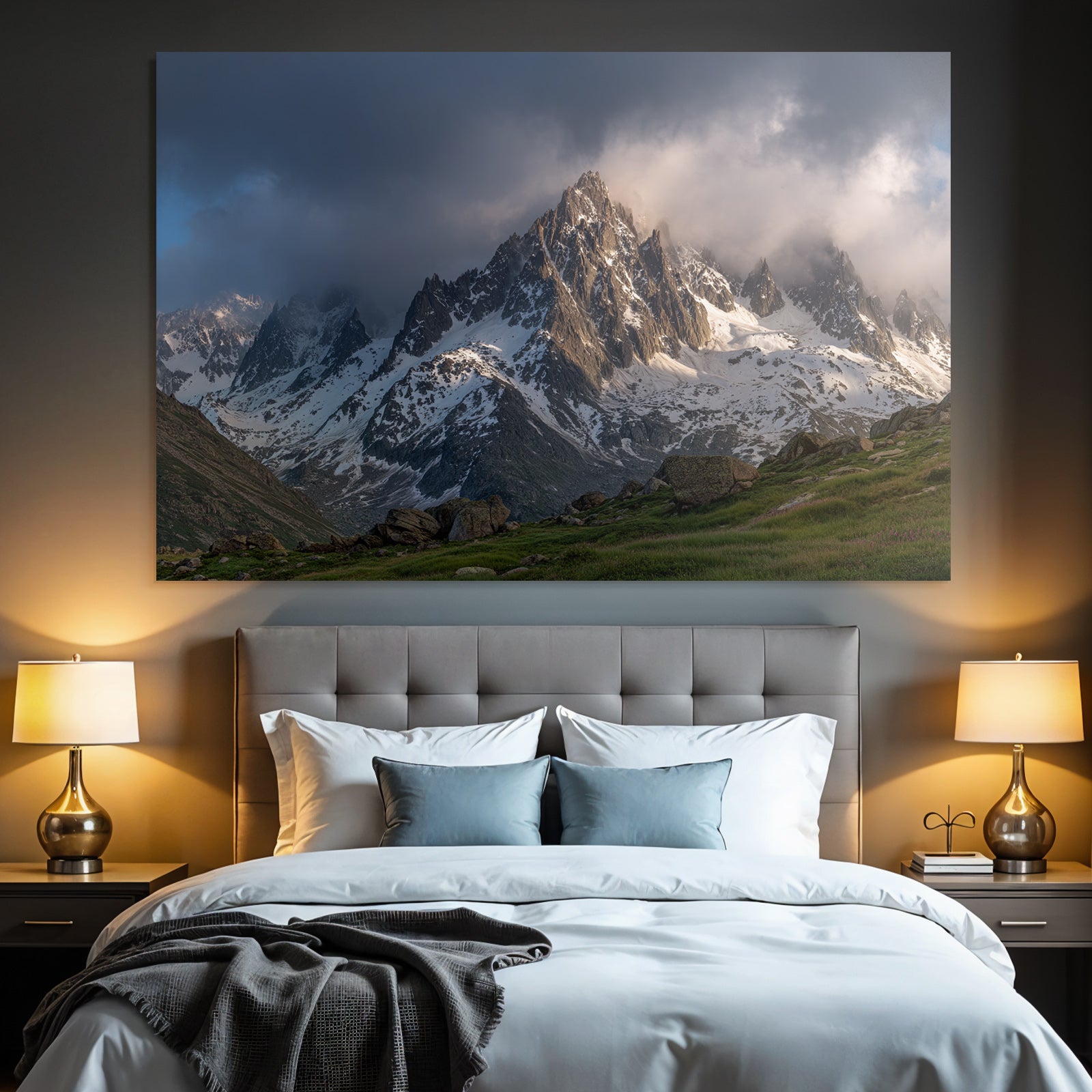 Berge Und Panoramen Dramatische Alpenlandschaft Mit Schneebedeckten Bergen Und Wolkenschleiern