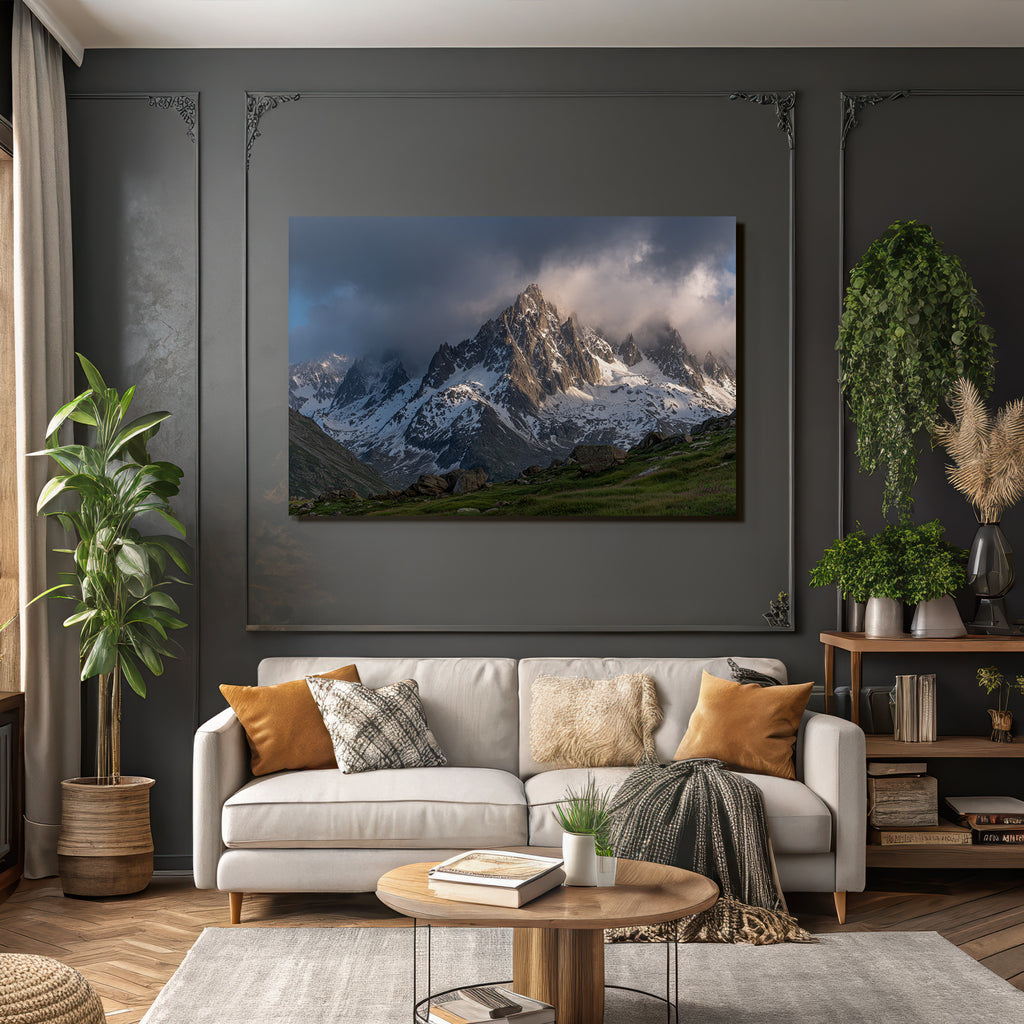 Berge Und Panoramen Dramatische Alpenlandschaft Mit Schneebedeckten Bergen Und Wolkenschleiern