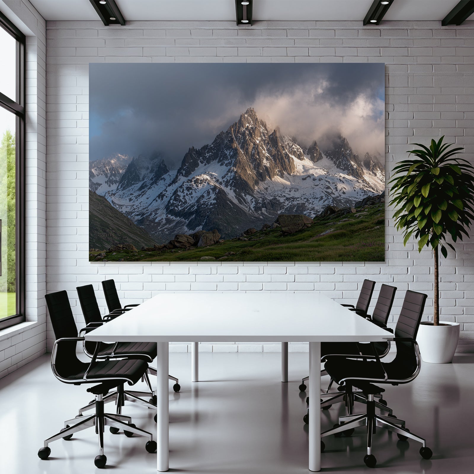 Berge Und Panoramen Dramatische Alpenlandschaft Mit Schneebedeckten Bergen Und Wolkenschleiern