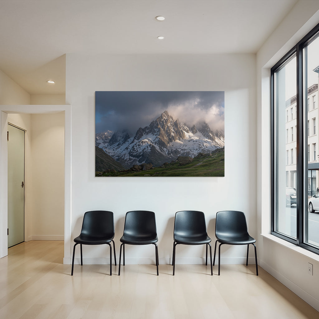 Berge Und Panoramen Dramatische Alpenlandschaft Mit Schneebedeckten Bergen Und Wolkenschleiern