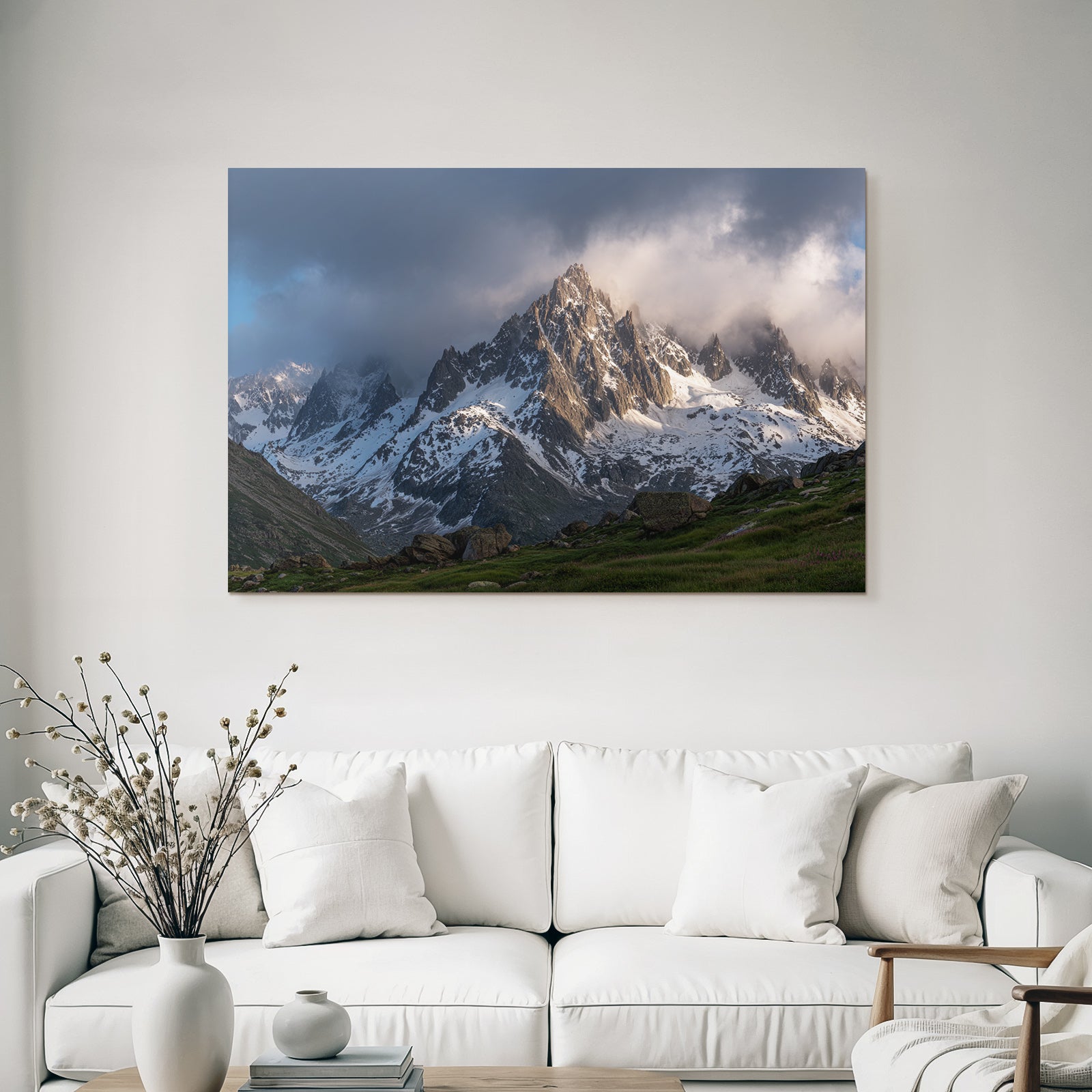 Berge Und Panoramen Dramatische Alpenlandschaft Mit Schneebedeckten Bergen Und Wolkenschleiern
