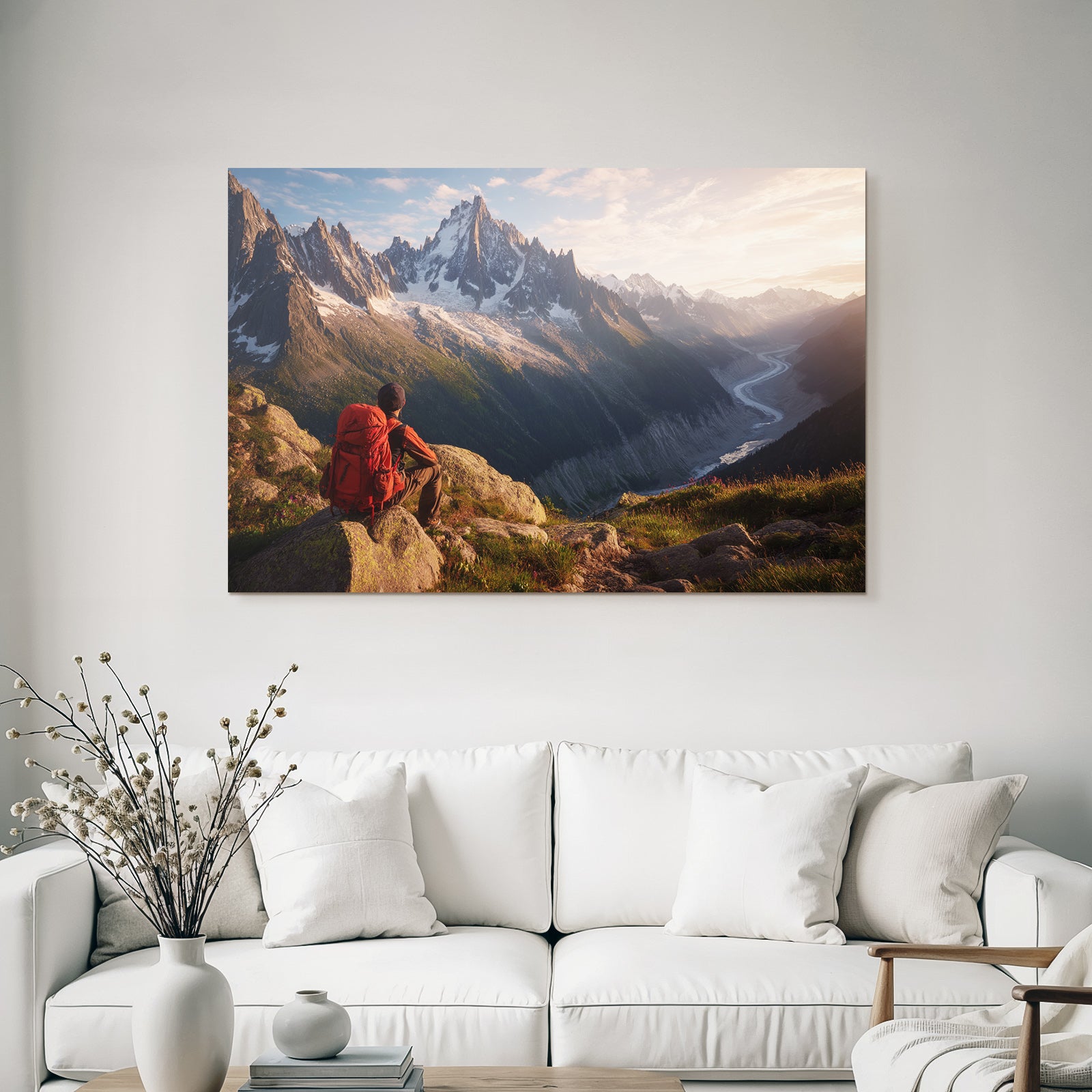 Berge Und Panoramen Einsamer Wanderer Blickt Auf Mountainlandschaft In Der Dämmerung
