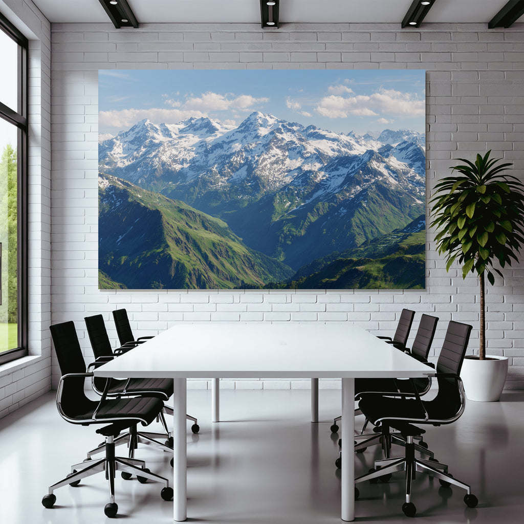 Berge Und Panoramen Schneebedeckte Berge Grüne Talansicht Himmel Mit Wolken