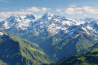 Berge Und Panoramen Schneebedeckte Berge Grüne Talansicht Himmel Mit Wolken | Berge und Panoramen | Landschaften