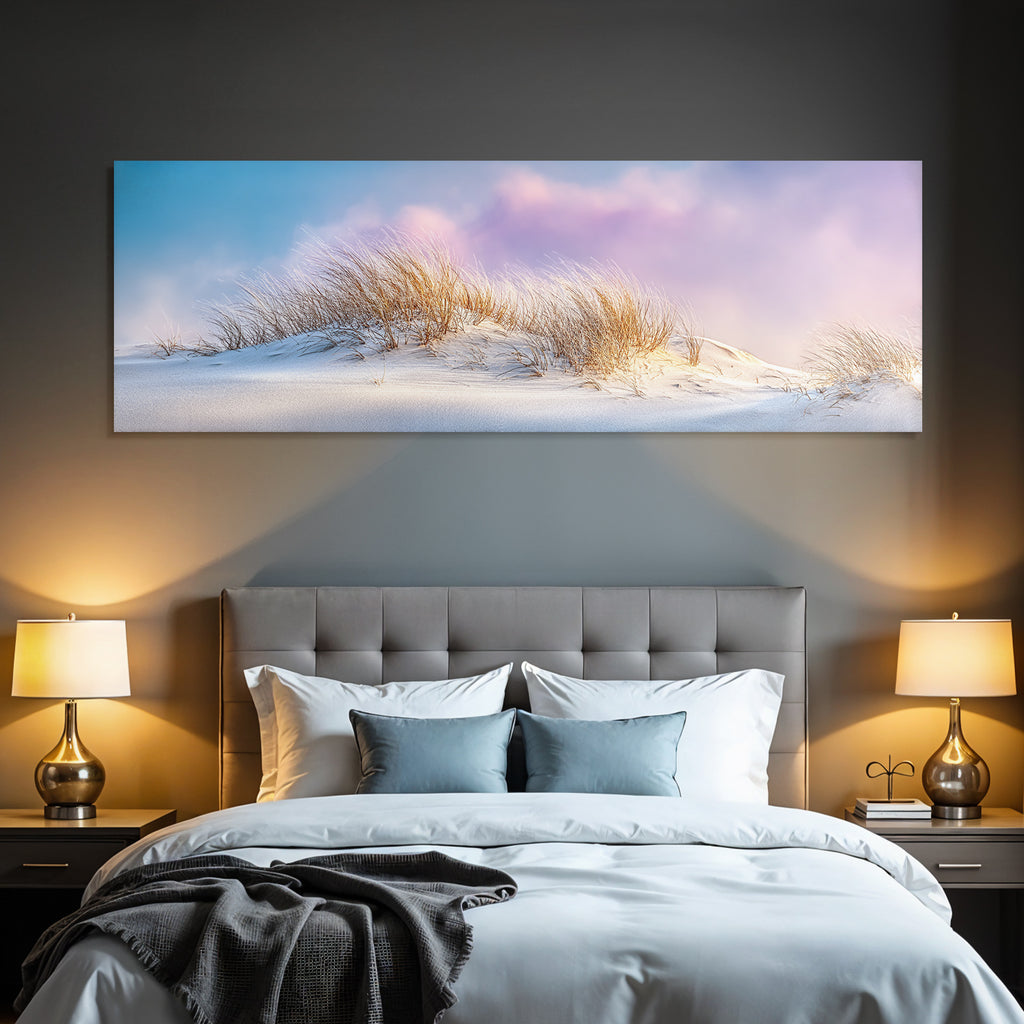 Sanddune Mit Sparsen Gräsern Unter Sanftem Himmel