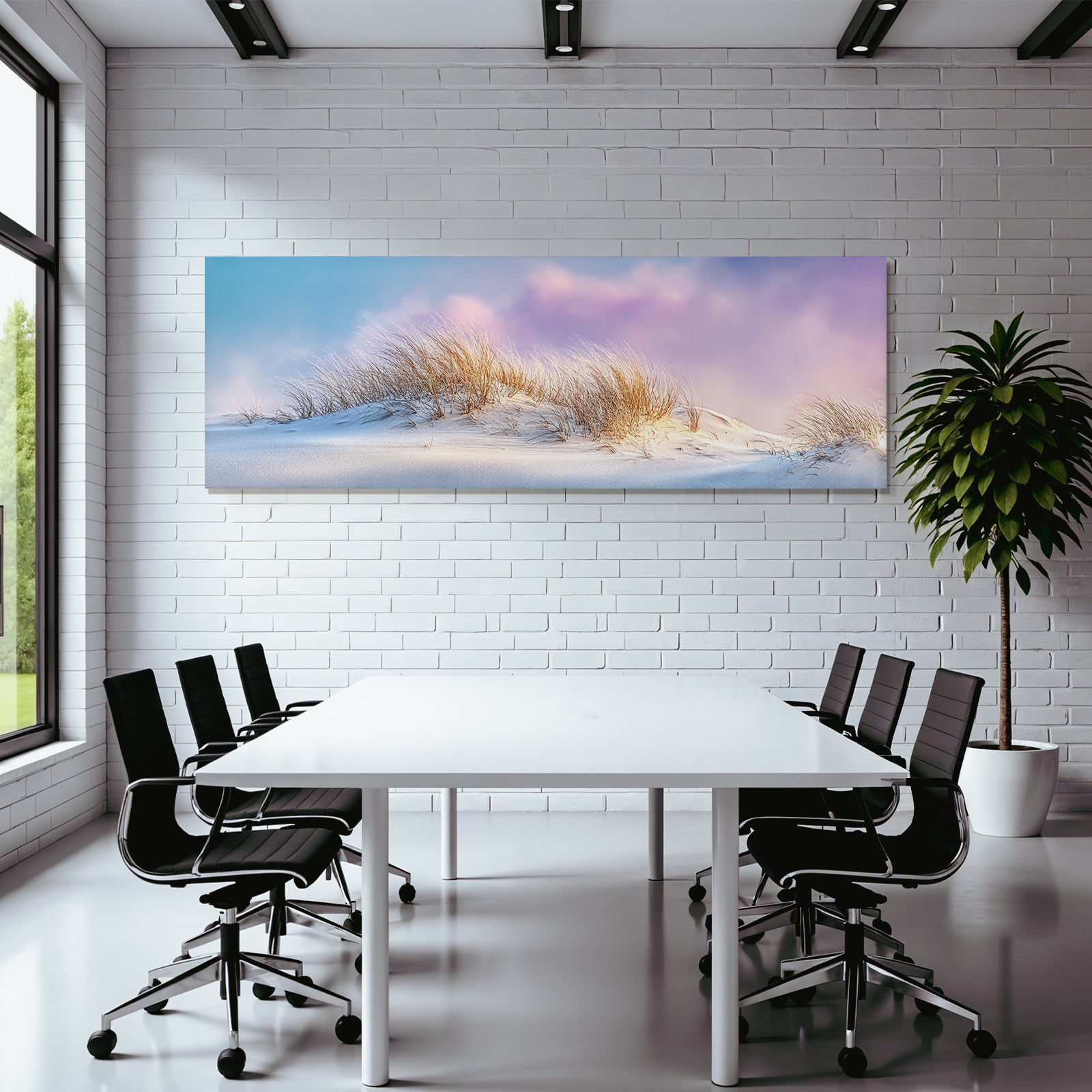 Sanddune Mit Sparsen Gräsern Unter Sanftem Himmel