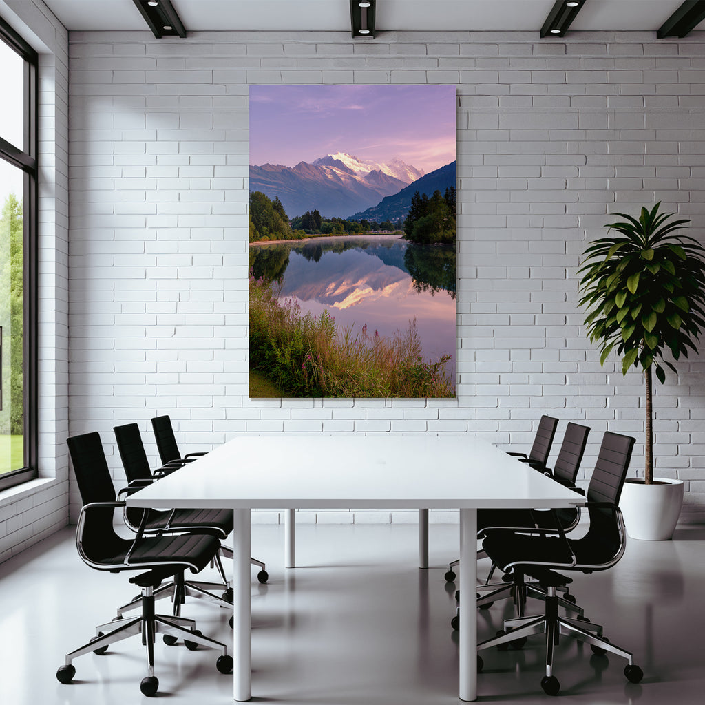 Beruhigende Landschaft Mit Gebirgen Und Wasser Im Dämmerlicht