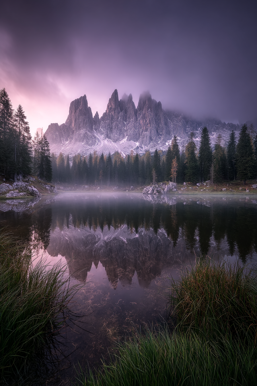 Dramatische Berglandschaft Mit Reflexion Im Wasser Mystische Atmosphäre | Seen und Unterwasserwelten | Landschaften