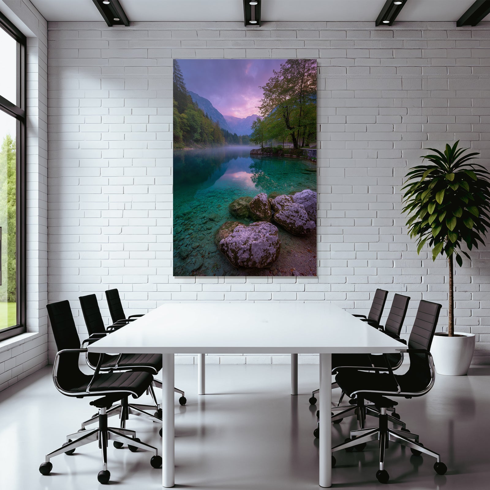 Ruhige Landschaft Bei Dämmerung Mit Wasser Und Baeumen