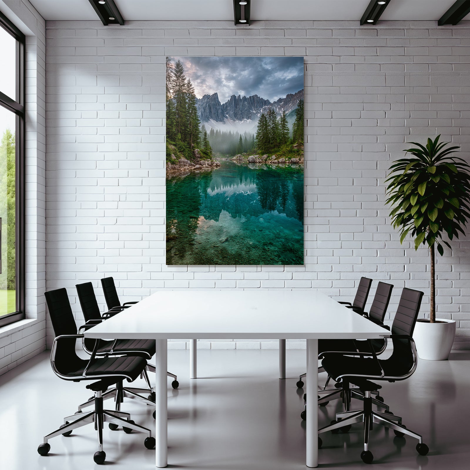 Ruhige Landschaft Mit See Baeumen Und Bergen