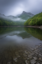 Ruhige Landschaft See Umgeben Von Wald Und Bergen Mystische Stimmung | Seen und Unterwasserwelten | Landschaften