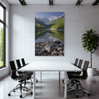 Ruhige Natur Landschaft Mit Reflektion Und Grünen Baeumen