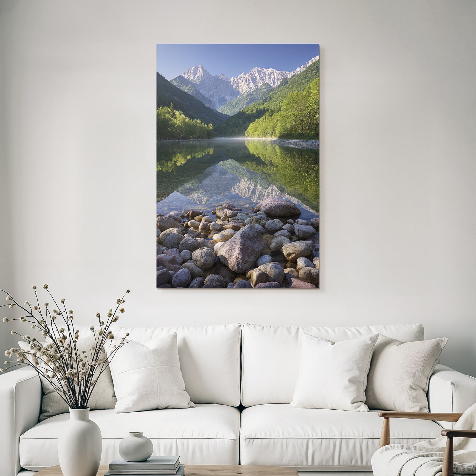 Ruhige Natur Landschaft Mit Reflektion Und Grünen Baeumen