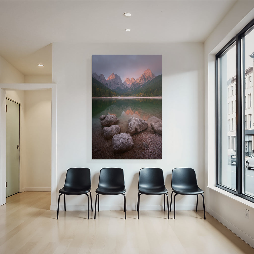 Ruhige Naturlandschaft Mit See Bergspitzen Herbst Gegebenheiten