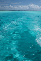 Turquoise Meer Küstliche Idylle Mit Inseln Unter Einem Wolkigen Himmel | Seen und Unterwasserwelten | Landschaften