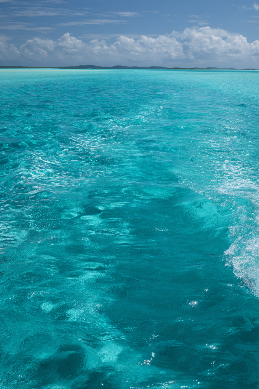 Turquoise Meer Küstliche Idylle Mit Inseln Unter Einem Wolkigen Himmel | Seen und Unterwasserwelten | Landschaften