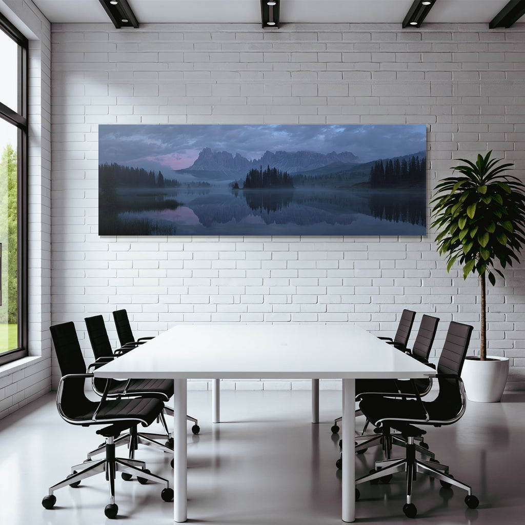 Friedliche Landschaft Mit Bergen Und See Im Nebel Dawn Dusk